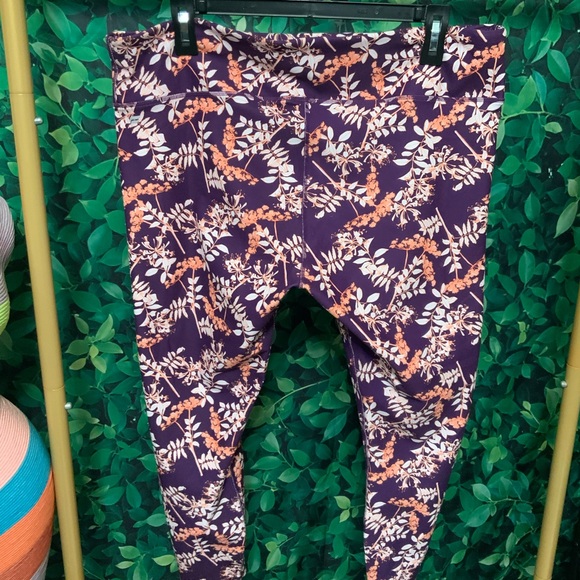 BUNDLE OF Fabletics Capri leggings - Picture 3 of 4